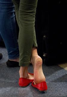 Hilary Swank feet photo thumbnail