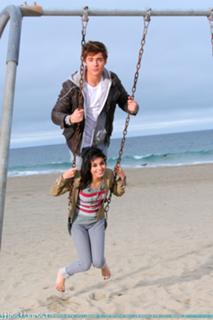 Vanessa Hudgens feet photo thumbnail