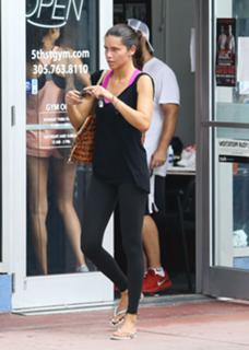 Adriana Lima feet photo thumbnail