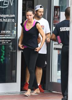 Adriana Lima feet photo thumbnail