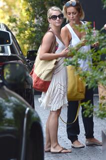 Julianne Hough feet photo thumbnail