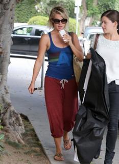 Julianne Hough feet photo thumbnail