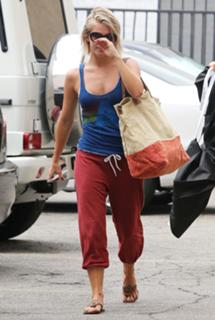 Julianne Hough feet photo thumbnail