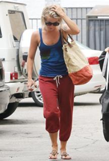 Julianne Hough feet photo thumbnail