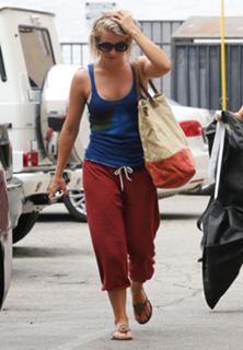 Julianne Hough feet photo thumbnail