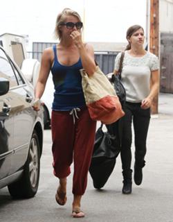 Julianne Hough feet photo thumbnail