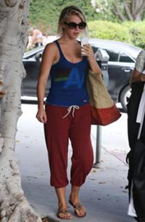 Julianne Hough feet photo thumbnail