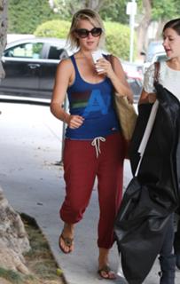 Julianne Hough feet photo thumbnail