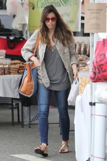 Jessica Biel feet photo thumbnail