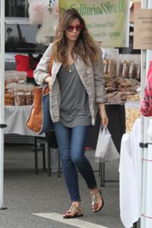 Jessica Biel feet photo thumbnail