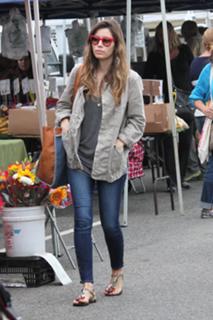 Jessica Biel feet photo thumbnail