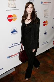 Anne Hathaway feet photo thumbnail