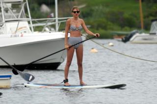 Taylor Swift feet photo thumbnail