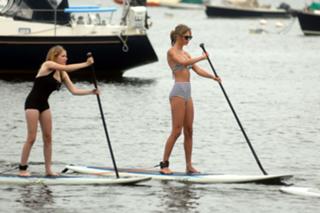 Taylor Swift feet photo thumbnail