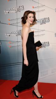 Anne Hathaway feet photo thumbnail