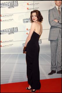 Anne Hathaway feet photo thumbnail