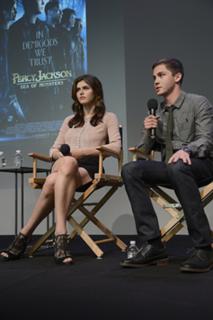 Alexandra Daddario feet photo thumbnail