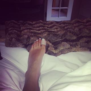 Rita Ora feet photo thumbnail