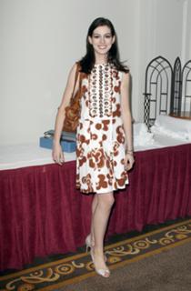 Anne Hathaway feet photo thumbnail