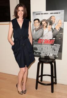 Anne Hathaway feet photo thumbnail