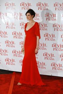 Anne Hathaway feet photo thumbnail