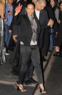 Alicia Keys feet photo thumbnail
