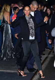Alicia Keys feet photo thumbnail