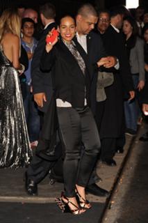 Alicia Keys feet photo thumbnail
