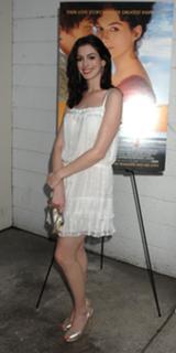 Anne Hathaway feet photo thumbnail