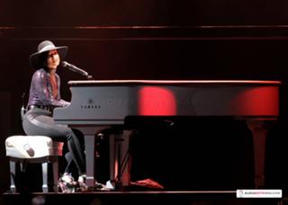 Alicia Keys feet photo thumbnail
