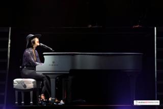 Alicia Keys feet photo thumbnail