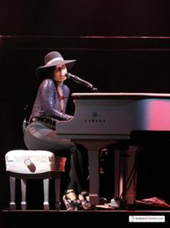 Alicia Keys feet photo thumbnail