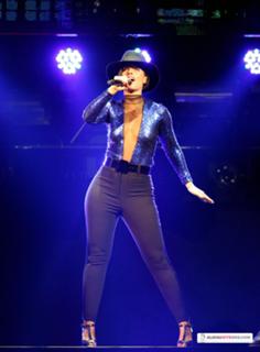 Alicia Keys feet photo thumbnail