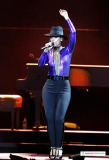 Alicia Keys feet photo thumbnail