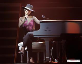 Alicia Keys feet photo thumbnail