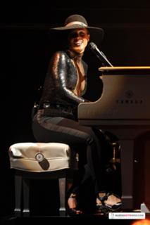 Alicia Keys feet photo thumbnail