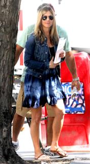 Jennifer Aniston feet photo thumbnail
