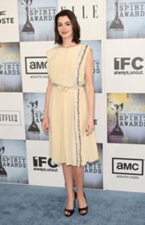 Anne Hathaway feet photo thumbnail