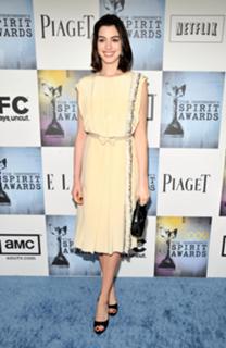 Anne Hathaway feet photo thumbnail