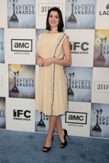 Anne Hathaway feet photo thumbnail