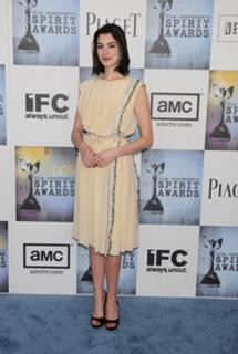 Anne Hathaway feet photo thumbnail