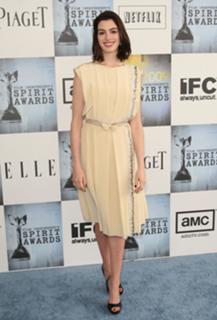 Anne Hathaway feet photo thumbnail
