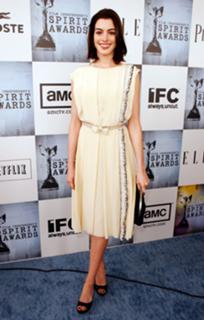 Anne Hathaway feet photo thumbnail