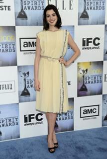 Anne Hathaway feet photo thumbnail