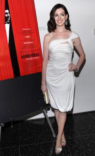 Anne Hathaway feet photo thumbnail