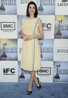 Anne Hathaway feet photo thumbnail