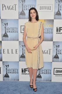 Anne Hathaway feet photo thumbnail