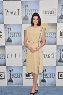 Anne Hathaway feet photo thumbnail