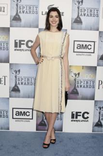 Anne Hathaway feet photo thumbnail