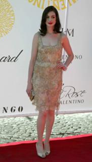 Anne Hathaway feet photo thumbnail